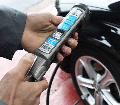 AIRFORCE MK4 with single clip-on connector being used in a tyre shop